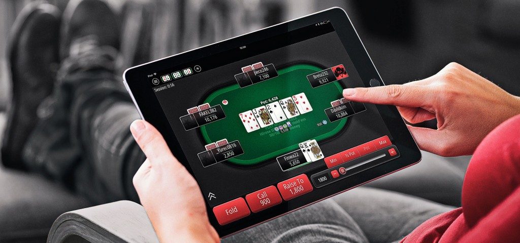 pria bermain game poker