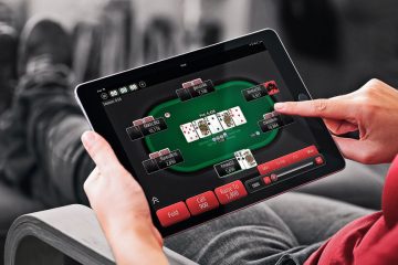 pria bermain game poker